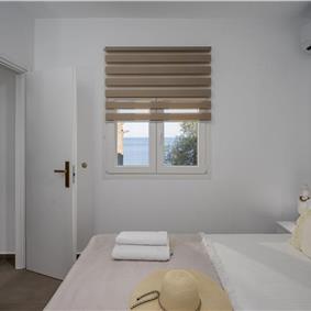 4 bedroom villa with pool by the sea, near Corfu town, sleeps 8